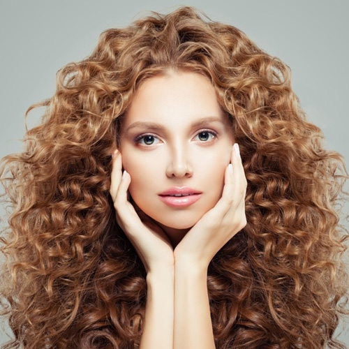 Ragazza riccia con capelli molto sani