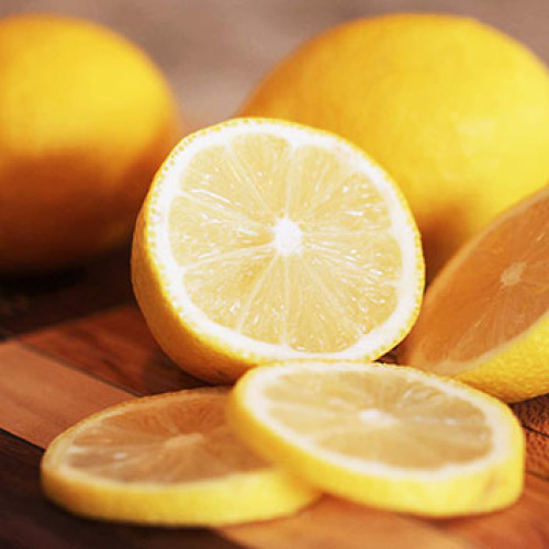 Immagine che rappresenta Limoni di cui uno tagliato per indicare un ingrediente naturale per migliorare la detersione dei capelli sporchi.