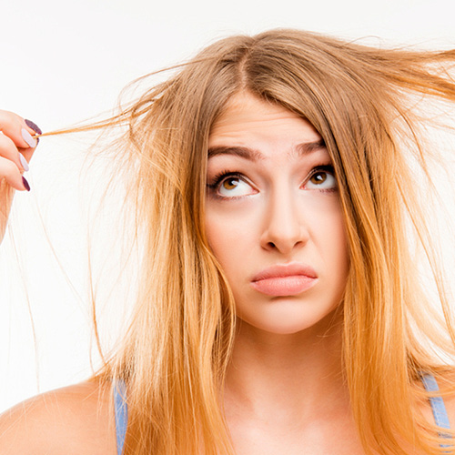 ragazza bionda con capelli molto sporchi necessita di carbone attivato