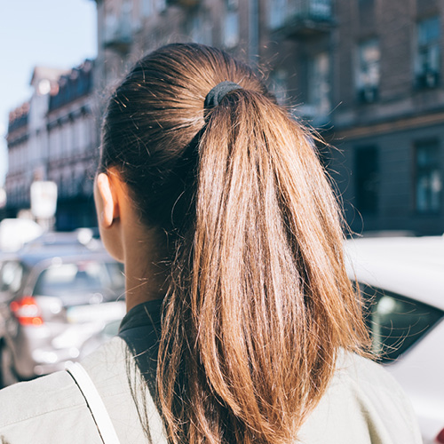 Una ragazza con i capelli sporchi che non sapendo come sopperire a questo problema si fa la cosa