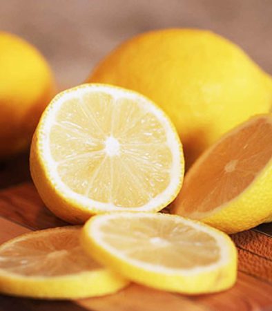 Immagine che rappresenta Limoni di cui uno tagliato per indicare un ingrediente naturale per migliorare la detersione dei capelli sporchi.